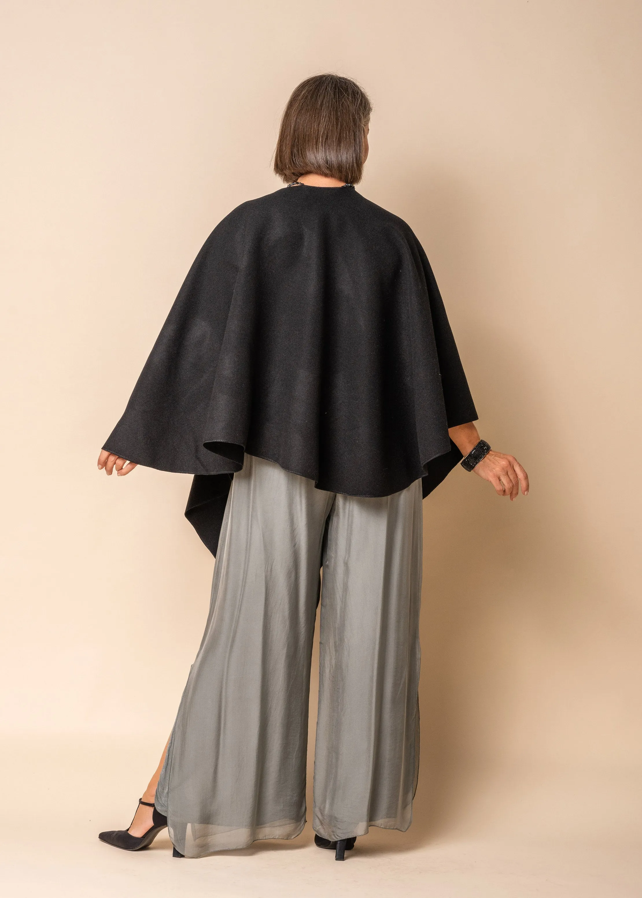Harrie Cape in Onyx