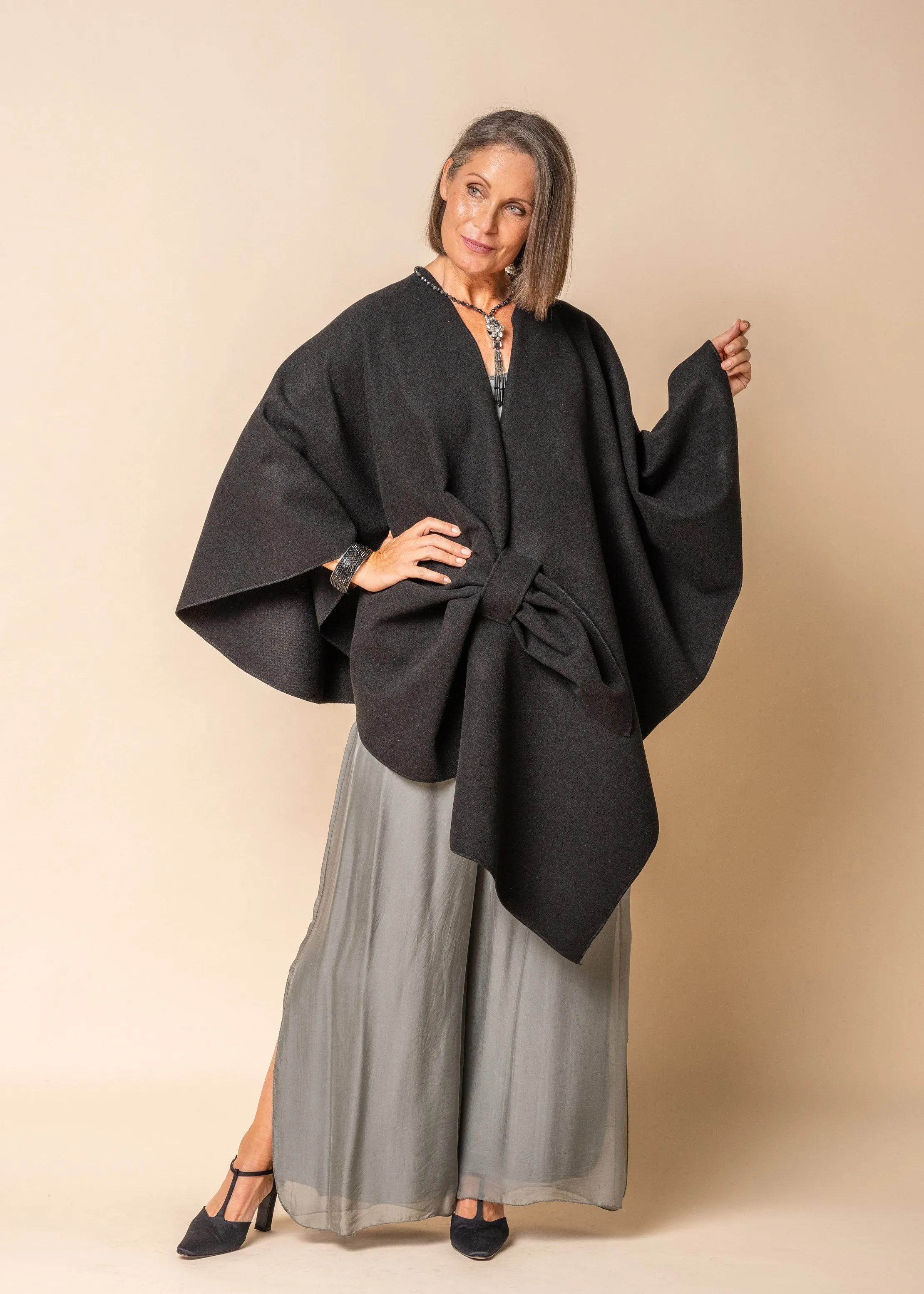 Harrie Cape in Onyx