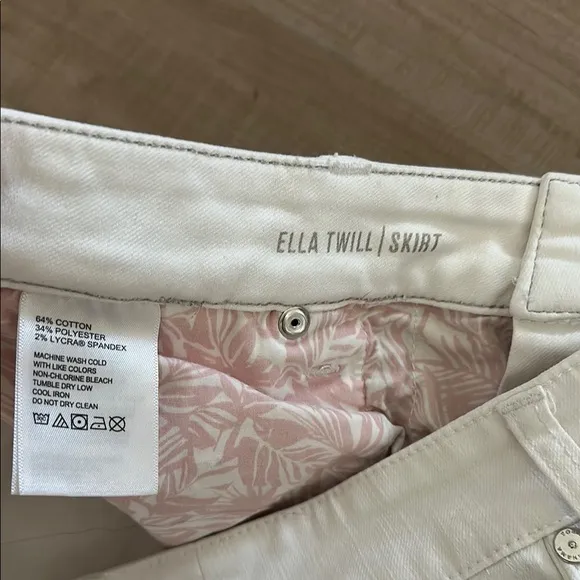 Like New White Stretchy Denim Skirt With Fringe Size 12 Tommy Bahama Ella Twill
