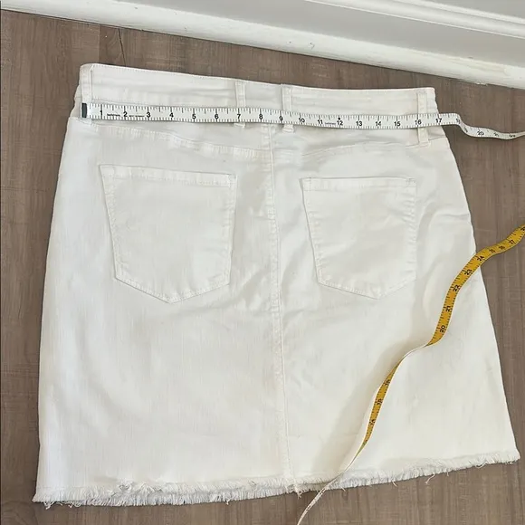 Like New White Stretchy Denim Skirt With Fringe Size 12 Tommy Bahama Ella Twill
