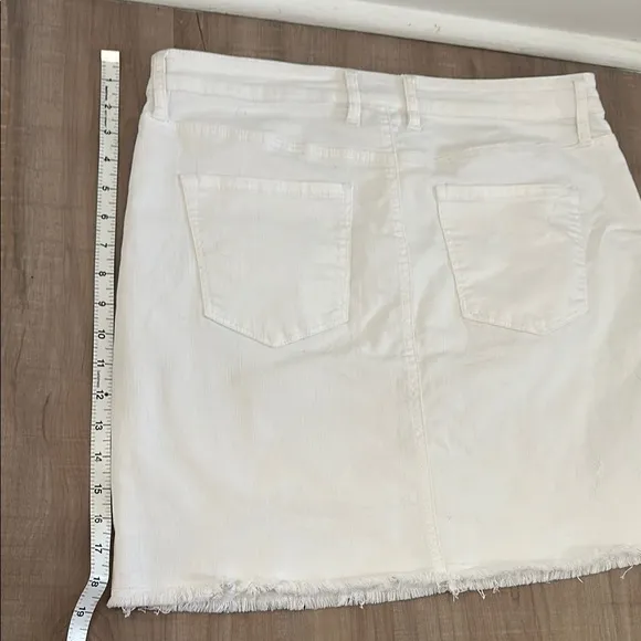 Like New White Stretchy Denim Skirt With Fringe Size 12 Tommy Bahama Ella Twill