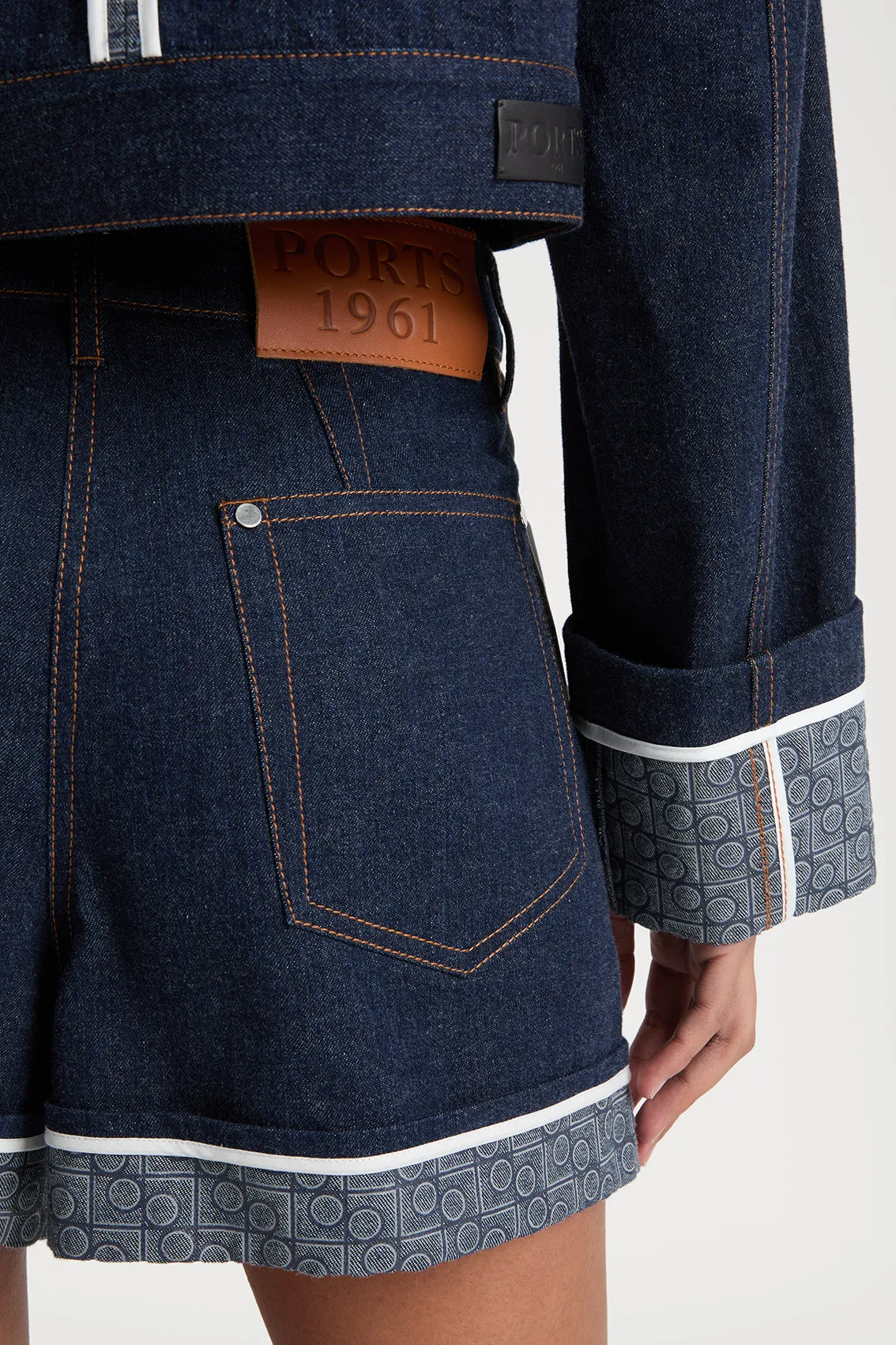 P LOGO CONTRAST DENIM SHORTS