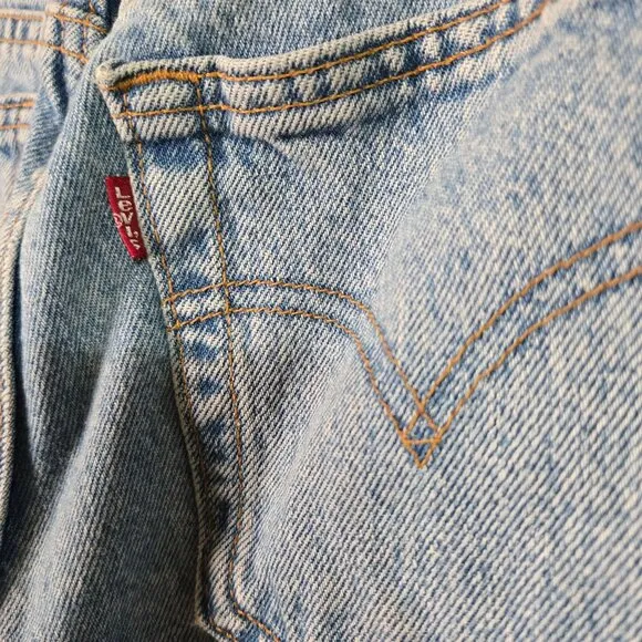Vintage Levis 550 Relaxed Fit Light Wash Denim High-Waisted Mom Jeans Womens 24&quot;