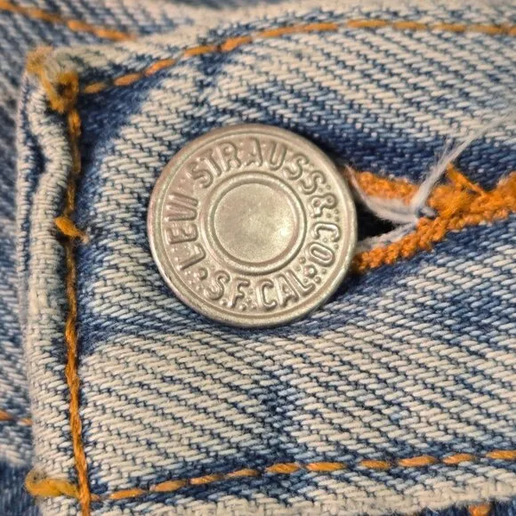 Vintage Levis 550 Relaxed Fit Light Wash Denim High-Waisted Mom Jeans Womens 24&quot;