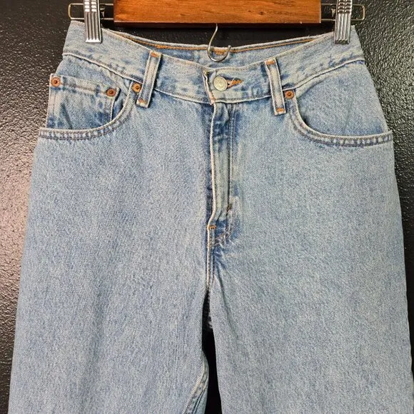 Vintage Levis 550 Relaxed Fit Light Wash Denim High-Waisted Mom Jeans Womens 24&quot;