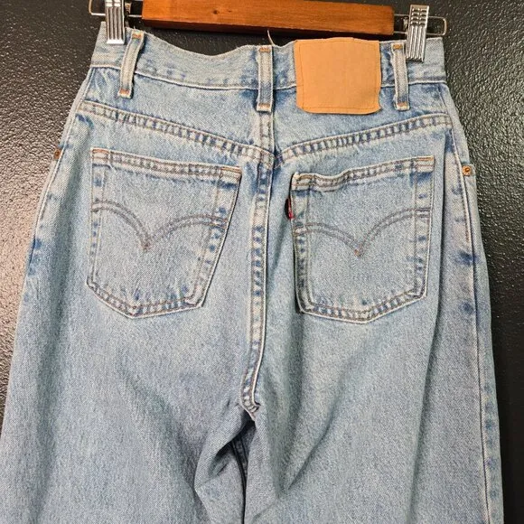 Vintage Levis 550 Relaxed Fit Light Wash Denim High-Waisted Mom Jeans Womens 24&quot;